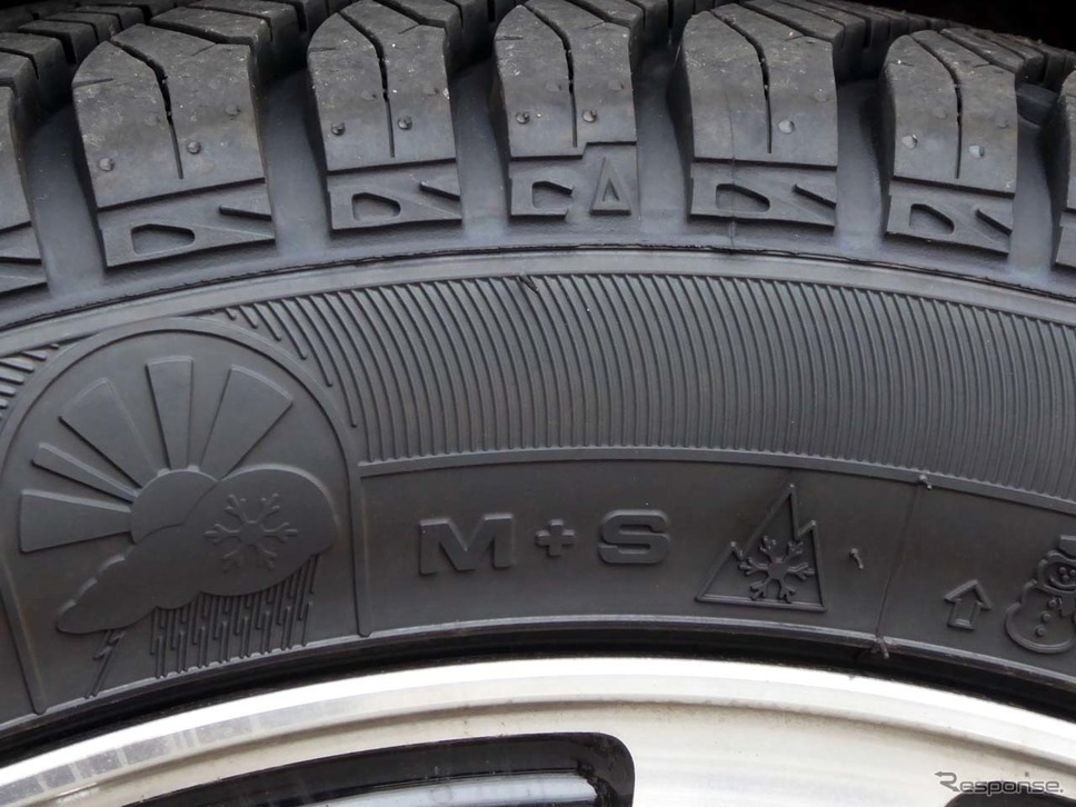 タイヤのサイドウォールには「M＋S」に加え、積雪路でも走行できる「スノーフレークマーク」が刻印されている《撮影 会田肇》