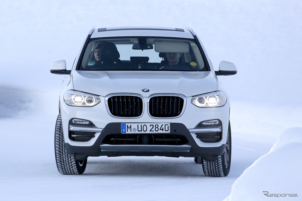 BMW X3のEVモデル「iX3」スクープ写真《APOLLO NEWS SERVICE》