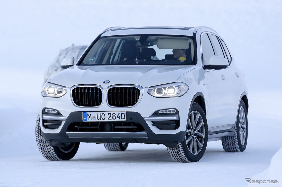 BMW X3のEVモデル「iX3」スクープ写真《APOLLO NEWS SERVICE》
