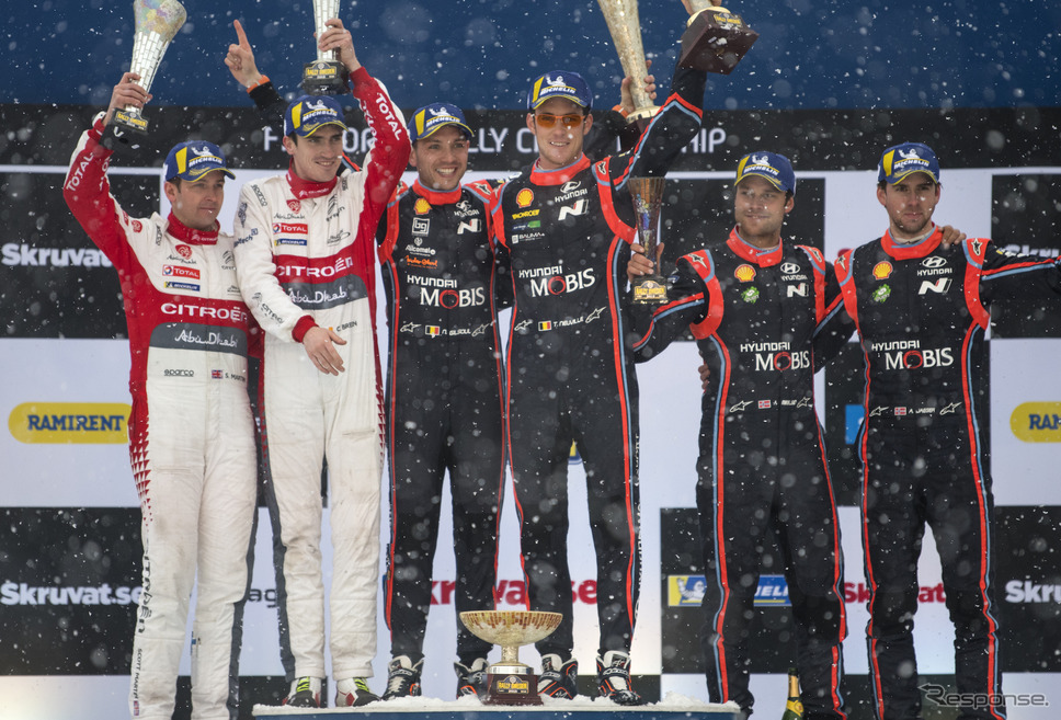 ラリースウェーデンの表彰式。中央右が優勝者ヌービル（中央左はコ・ドライバーのN.ジルソー）。《写真提供 Red Bull》