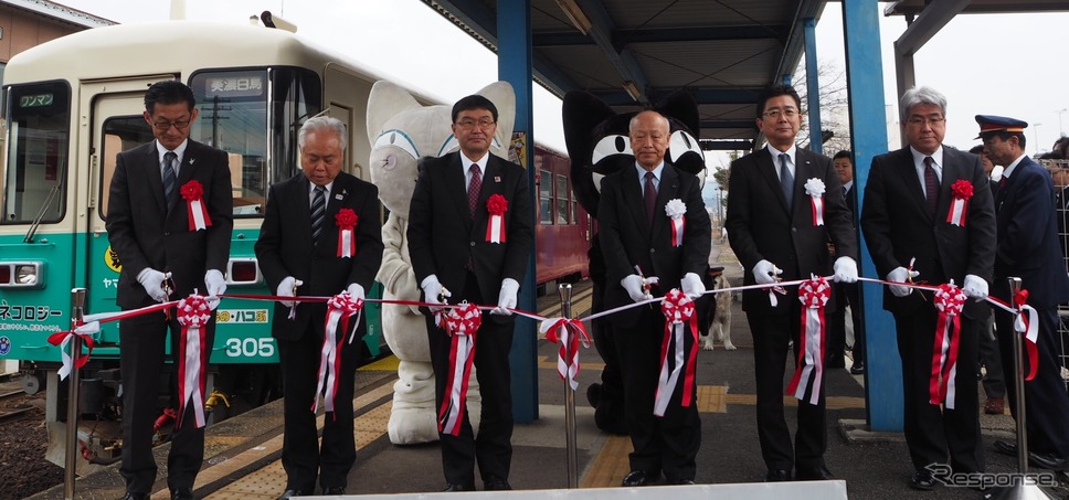 関駅で行なわれた長良川鉄道の客貨混載輸送出発式（2月21日）。