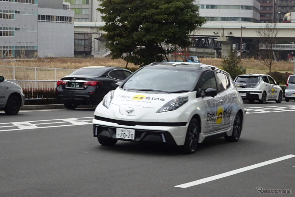 横浜市内の一般道を走行する「イージーライド」の実験車両《撮影　池原照雄》