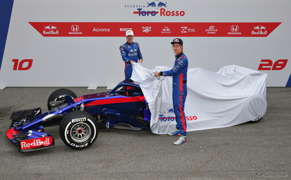 トロロッソSTR13をドライバー2人がアンベール（左ガスリー、右ハートレー）。《写真提供 Red Bull / Scuderia Toro Rosso》