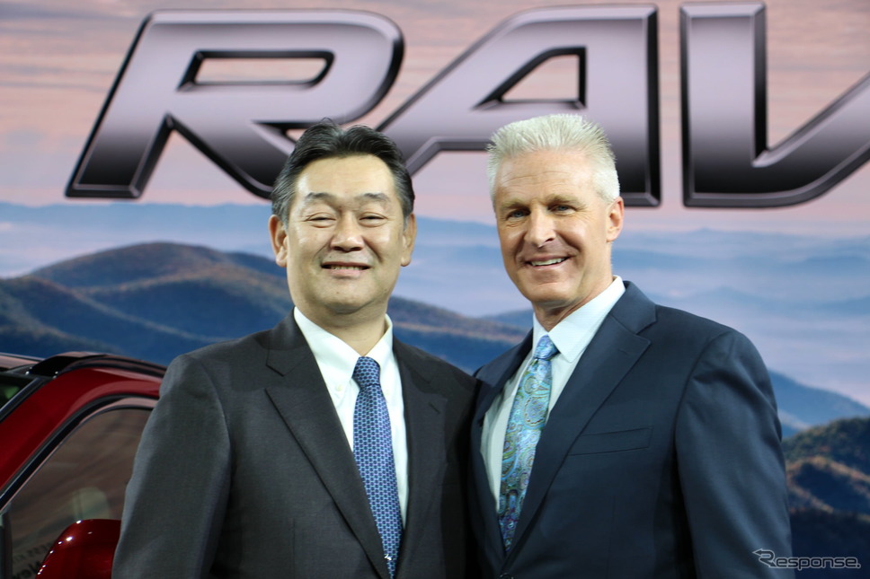 トヨタ自動車 MS製品規格 ZD チーフエンジニアの佐伯禎一氏（左）と米国トヨタ自動車販売のジャック・ホリス バイスプレジデント（右）《撮影 吉田瑶子》