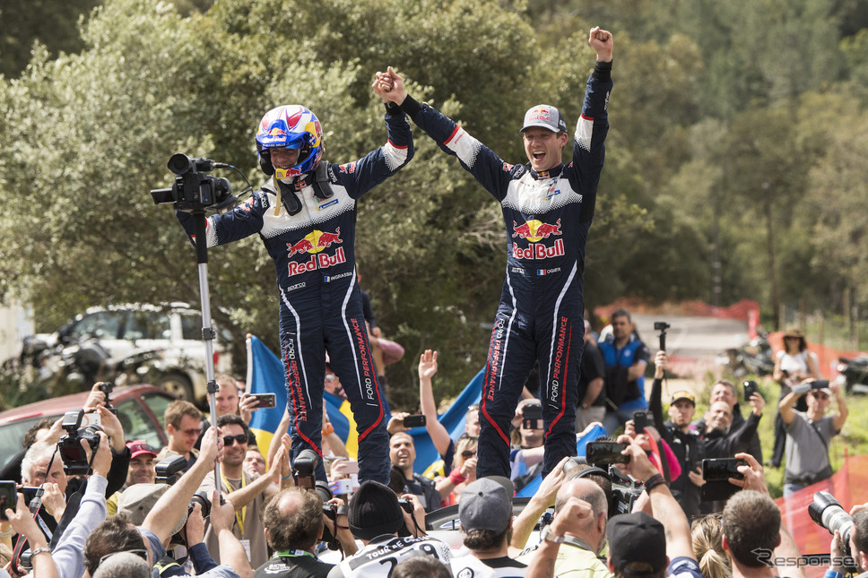 優勝したオジェ（右）と、コ・ドライバーのJ.イングラシア（左）。《写真提供 Red Bull》