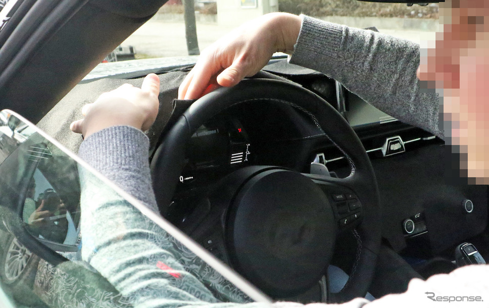 トヨタ スープラ 市販モデルの運転席をスクープすることに成功。パドルシフトの存在が確認できる。《APOLLO NEWS SERVICE》