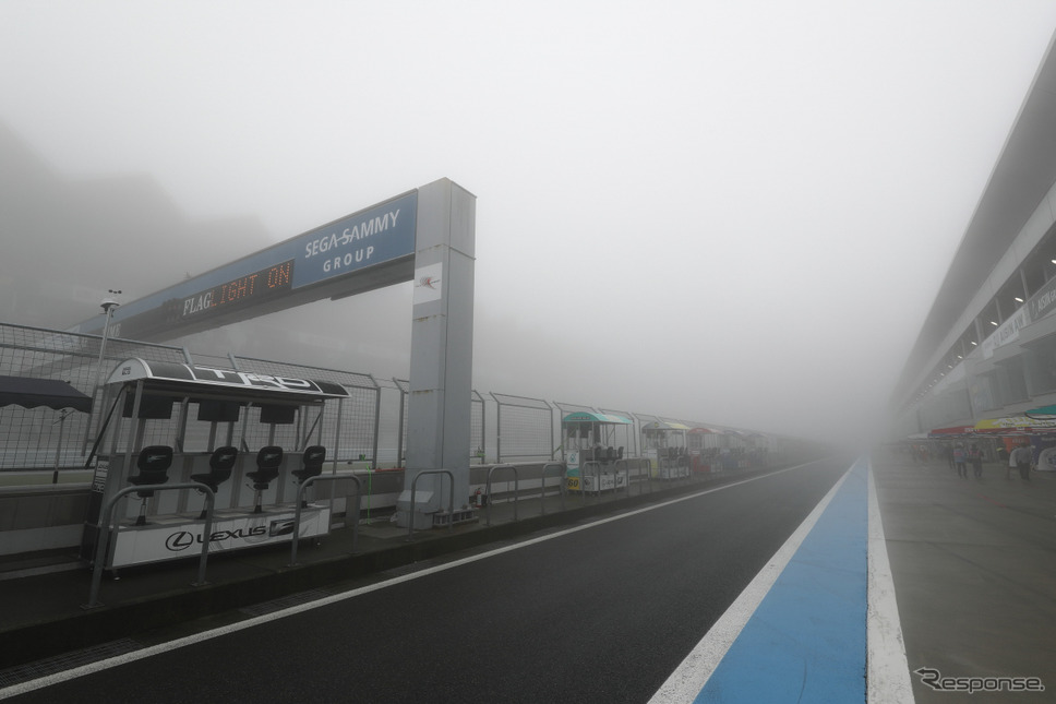 予選日、午前中は濃い霧が富士スピードウェイを包み込んだ。《撮影 益田和久》