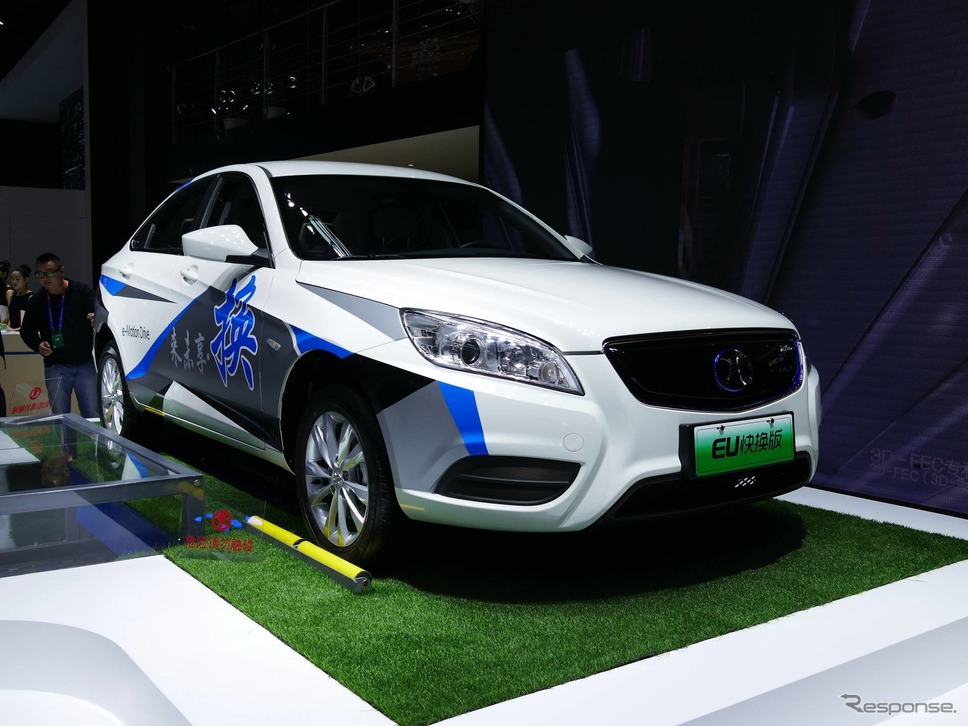北京新能源の電池交換式タクシー。撮影 佐藤耕一
