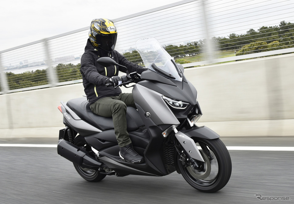 ヤマハ Xmax 試乗 ビッグスクーターブーム再び 最新トレンドのキモは 走りのスポーティさ 青木タカオ E燃費