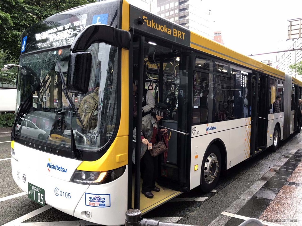 福岡市都心部を走る2連結バス「BRT」