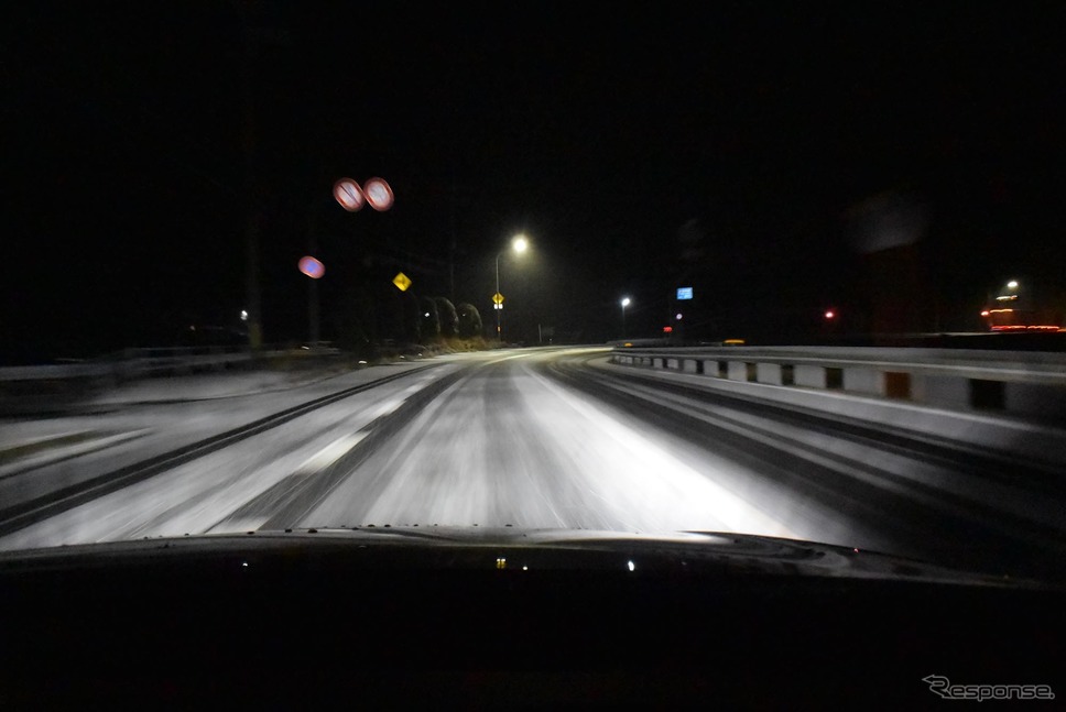 紀伊半島で雪に遭遇。スリッピーな路面では車両バランスの良さが光った。《撮影 井元康一郎》