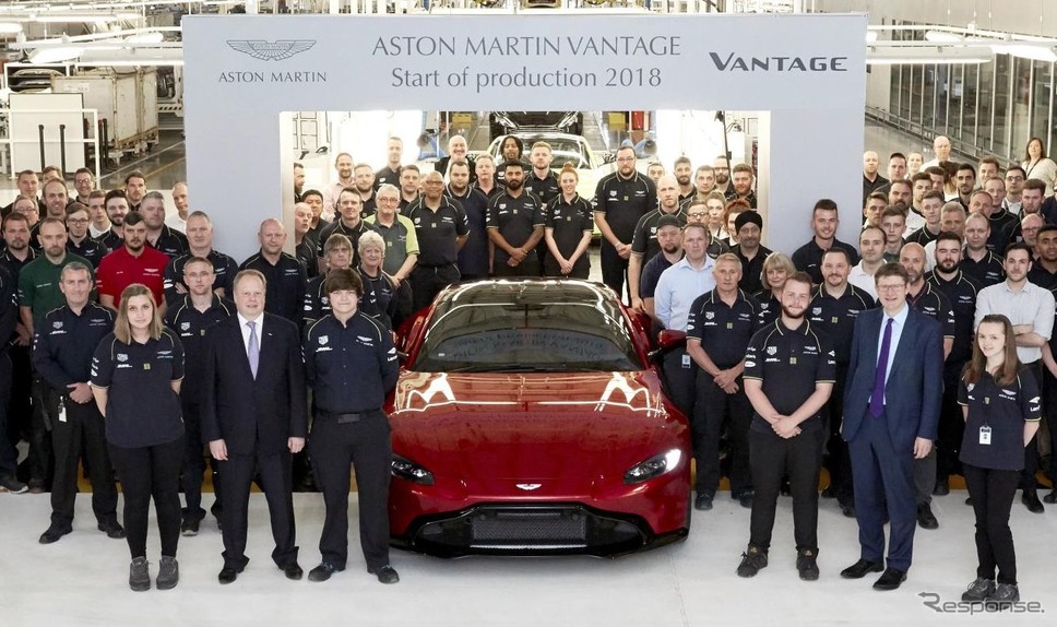新型アストンマーティン・ヴァンテージの量産第一号車が英国ゲイドンの本社工場からラインオフ