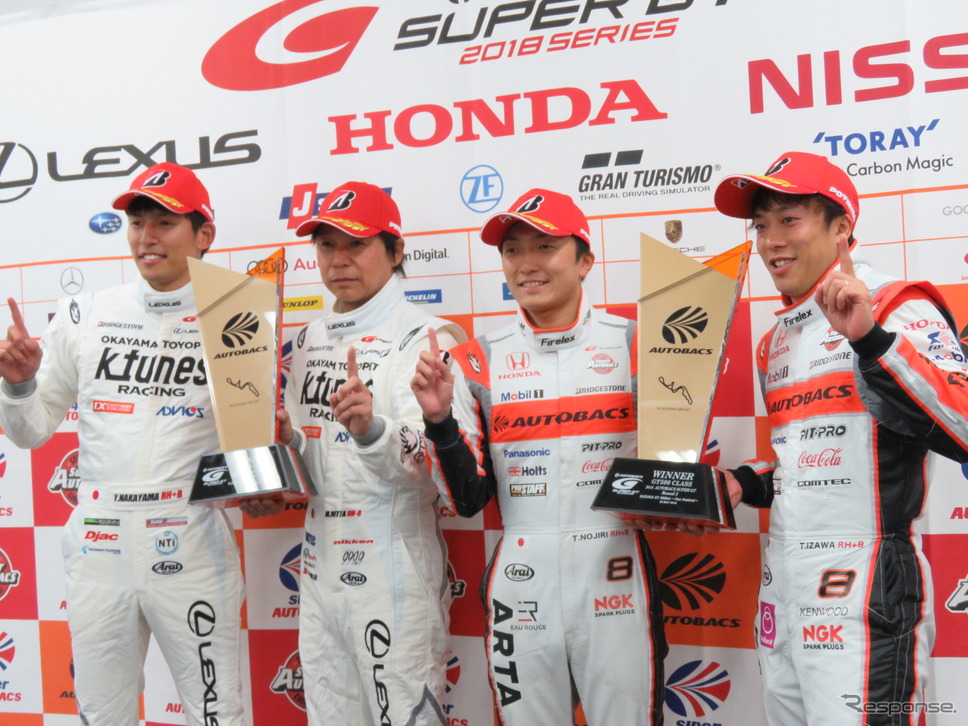 左からGT300優勝の中山雄一、新田守男、GT500優勝の野尻智紀、伊沢拓也。《撮影 遠藤俊幸》