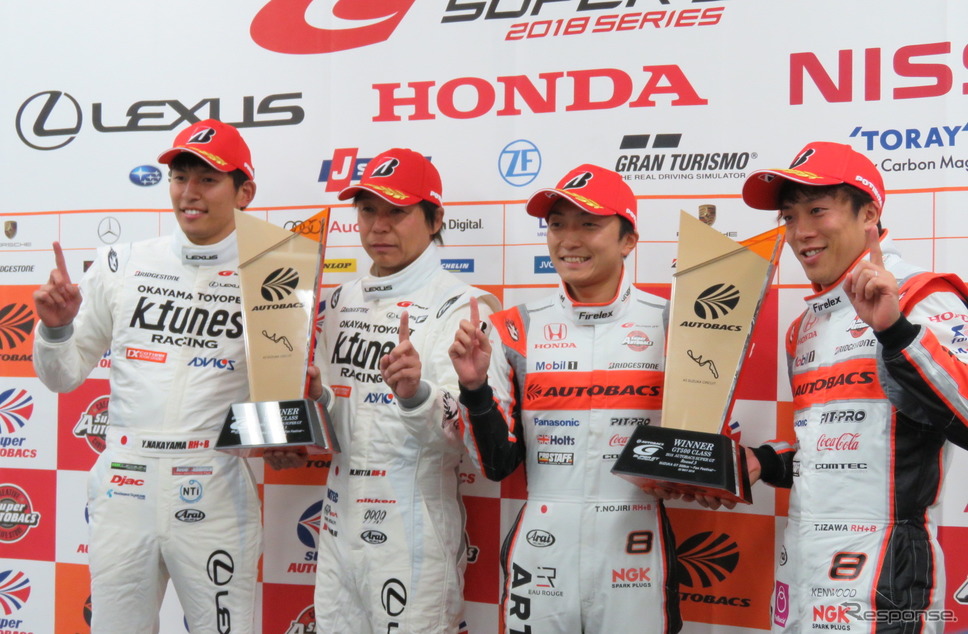 左からGT300優勝の中山、新田、GT500優勝の野尻、伊沢。《撮影 遠藤俊幸》