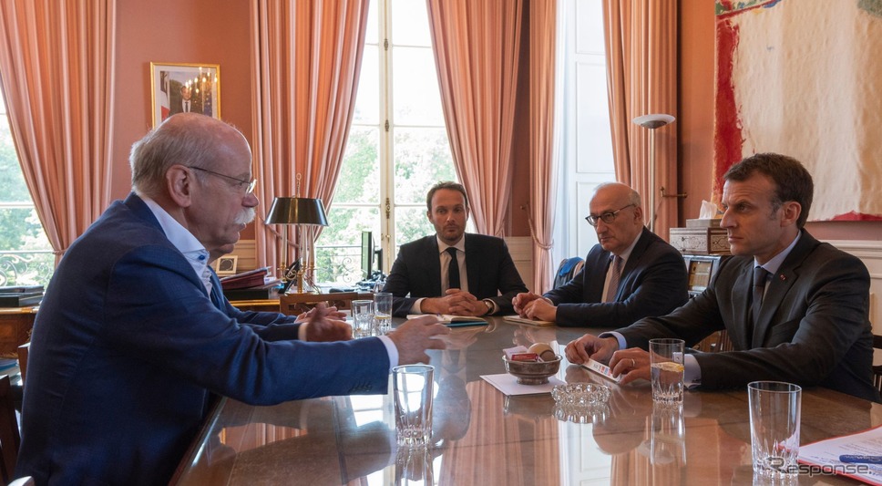 ダイムラーのディーター・ツェッチェ会長がフランスのエマニュエル・マクロン大統領と会談。フランスのハンバッハ工場におよそ5億ユーロを投資しEQの電動コンパクトカーを生産すると発表した