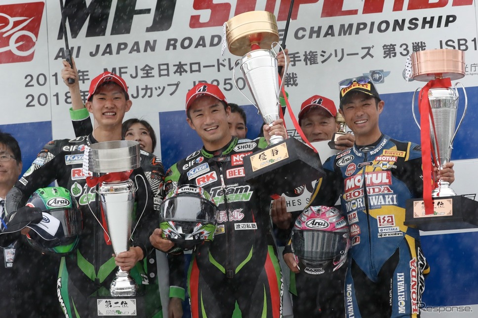 優勝のKawasaki Team GREEN渡辺一馬（中）と2位の松崎（左）、3位のモリワキMOTULレーシング高橋裕紀