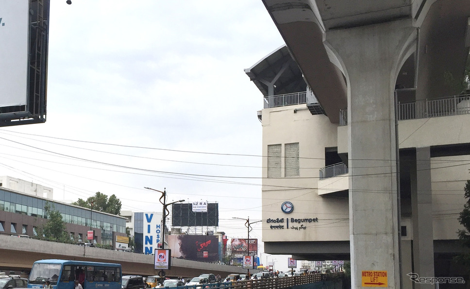 ハイデラバード市での地下鉄駅前の風景