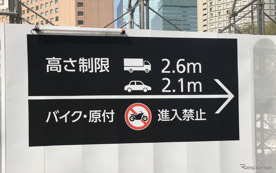トラックも入れる大きさがあるのに、バイクを受け入れない駐車場（新宿区西新宿）《撮影 中島みなみ》