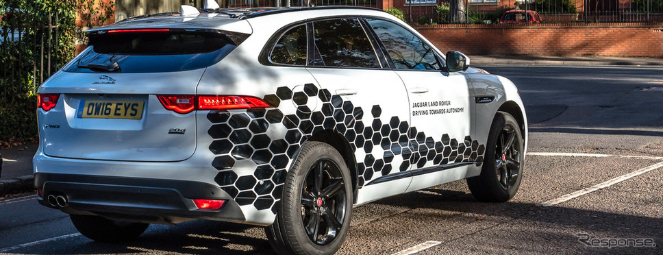 ジャガーランドローバーのV2Xの実証テストに使用されているジャガーF-PACE