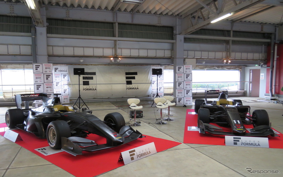 発表会に登場した2台のSF19(左トヨタエンジン車、右ホンダエンジン車)。《撮影 遠藤俊幸》