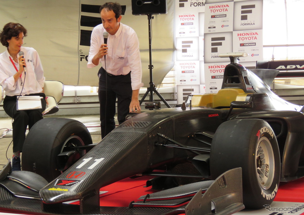 車両説明をするグリッパ氏。《撮影 遠藤俊幸》