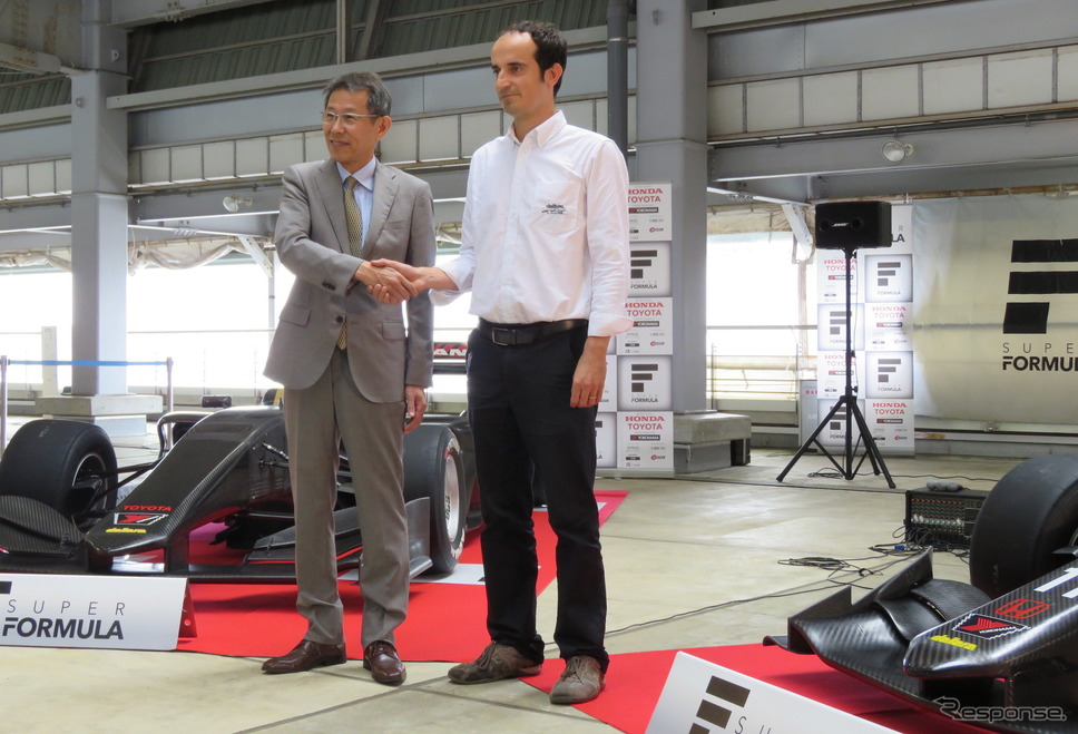 JRPの倉下社長とダラーラ社のファビオ・グリッパ氏。《撮影 遠藤俊幸》