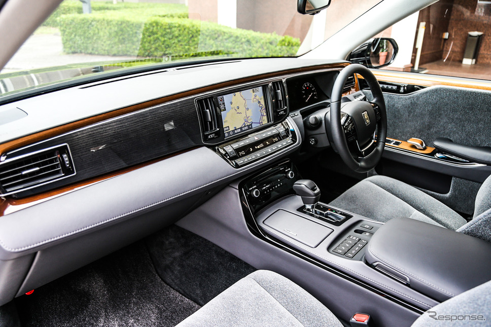 トヨタ センチュリー 新型(ボディカラー:「神威」、内装:ウールファブリック「瑞響」)《撮影 佐藤靖彦》