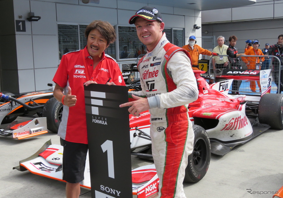 勝利を喜ぶ近藤監督とキャシディ。《撮影 遠藤俊幸》