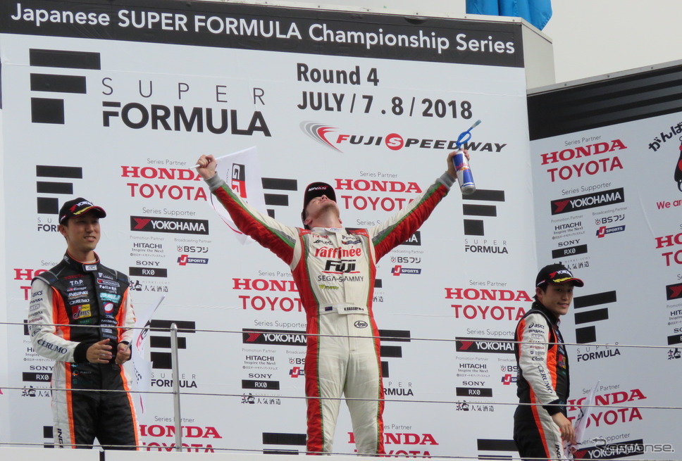 左から2位石浦、優勝キャシディ、3位国本。《撮影 遠藤俊幸》