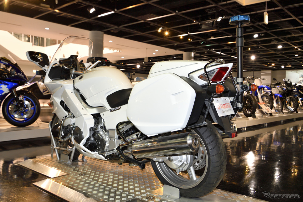 前モデルのFJRをベースとした欧州仕様の白バイ(ヤマハコミュニケーションプラザ)《撮影 雪岡直樹》