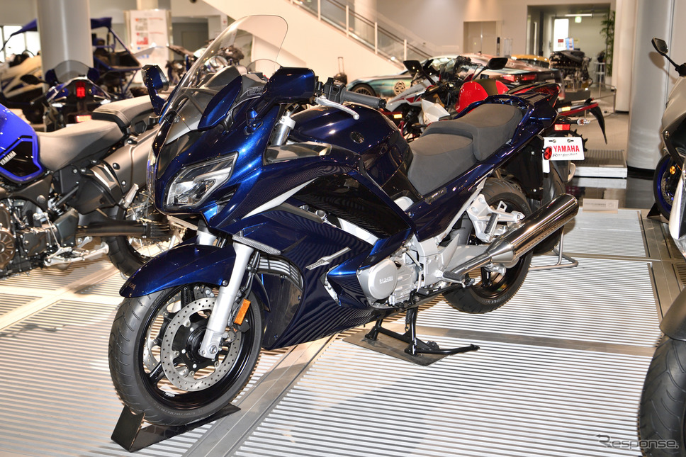 ヤマハの白バイのベース車両となっているFJR1300(ヤマハコミュニケーションプラザ)《撮影 雪岡直樹》