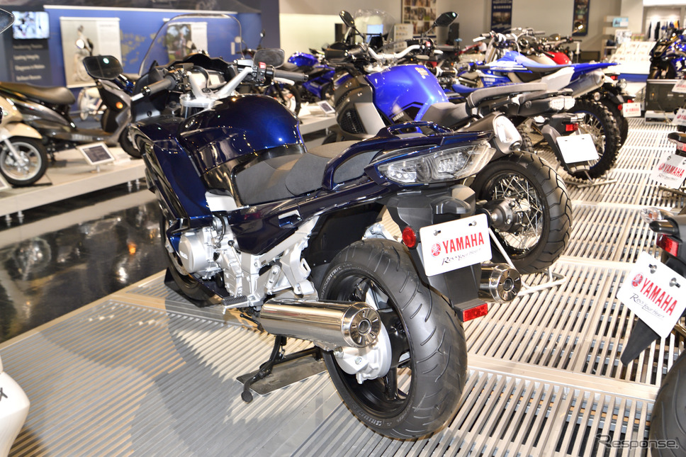 ヤマハの白バイのベース車両となっているFJR1300(ヤマハコミュニケーションプラザ)《撮影 雪岡直樹》