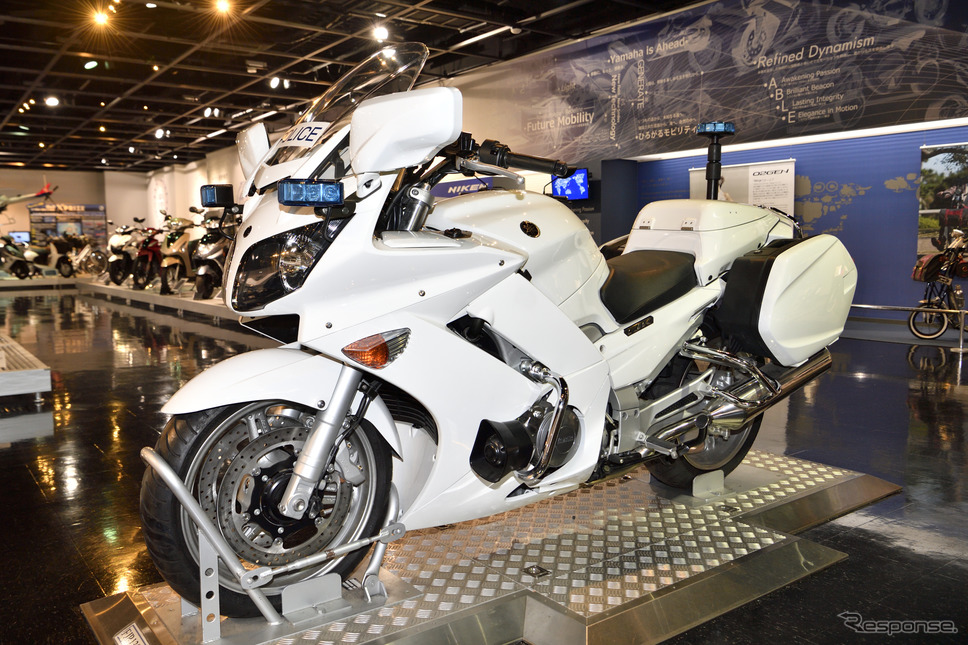前モデルのFJRをベースとした欧州仕様の白バイ(ヤマハコミュニケーションプラザ)《撮影 雪岡直樹》