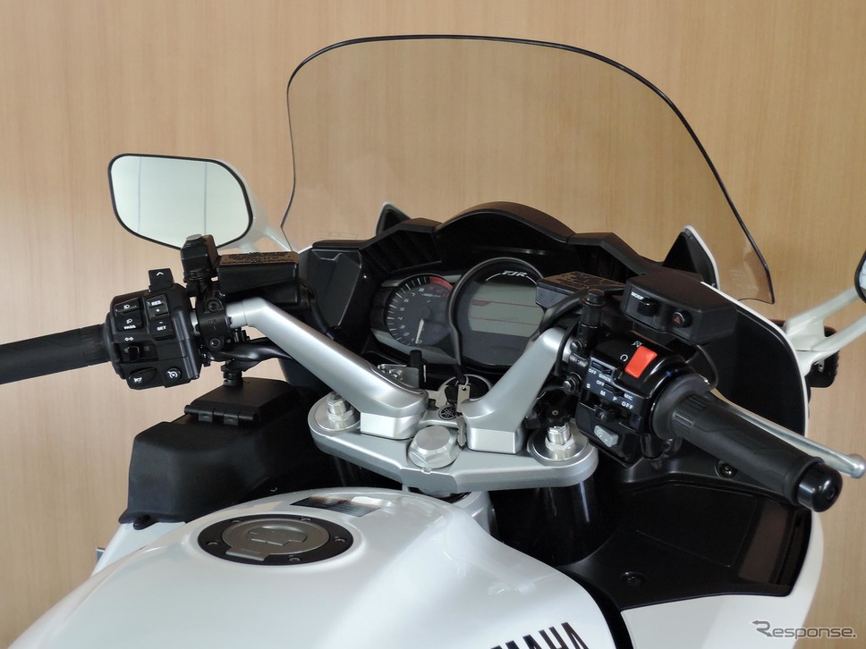 白バイのメーター部分。前方車両の速度を計測するストップスピードメーターが備わる《撮影 雪岡直樹》