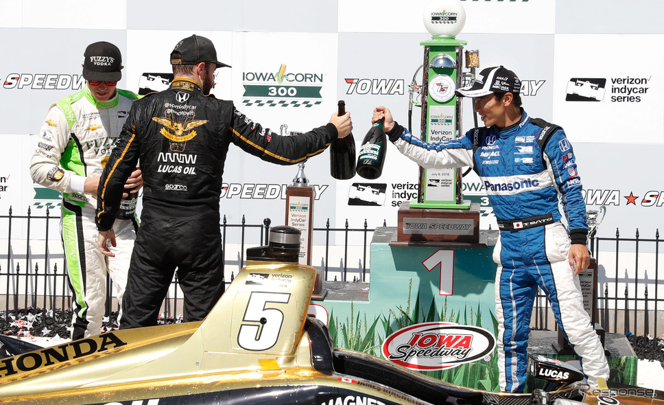 優勝したヒンチクリフと健闘を称え合う琢磨。《写真提供 INDYCAR》