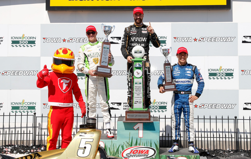 右から3位琢磨、優勝ヒンチクリフ、2位ピゴット。《写真提供 INDYCAR》