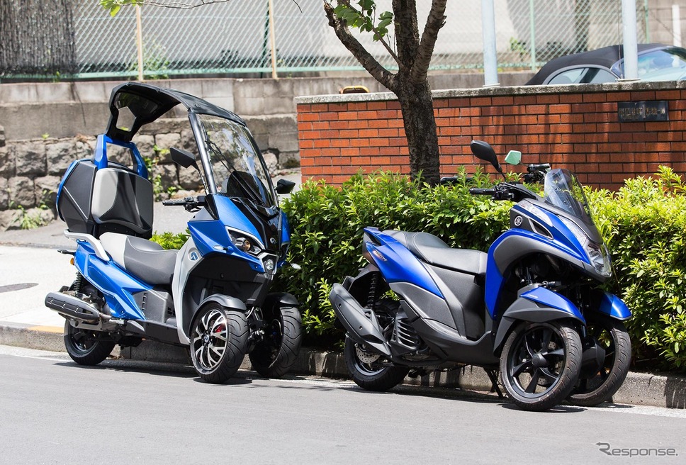 ADIVA(アディバ)の3輪モビリティ「AD1 200」(左)とヤマハのLMW「トリシティ」(右)《撮影 山家健一》