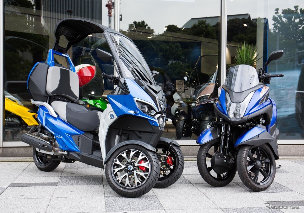 ADIVA(アディバ)の3輪モビリティ「AD1 200」(左)とヤマハのLMW「トリシティ」(右)《撮影 山家健一》