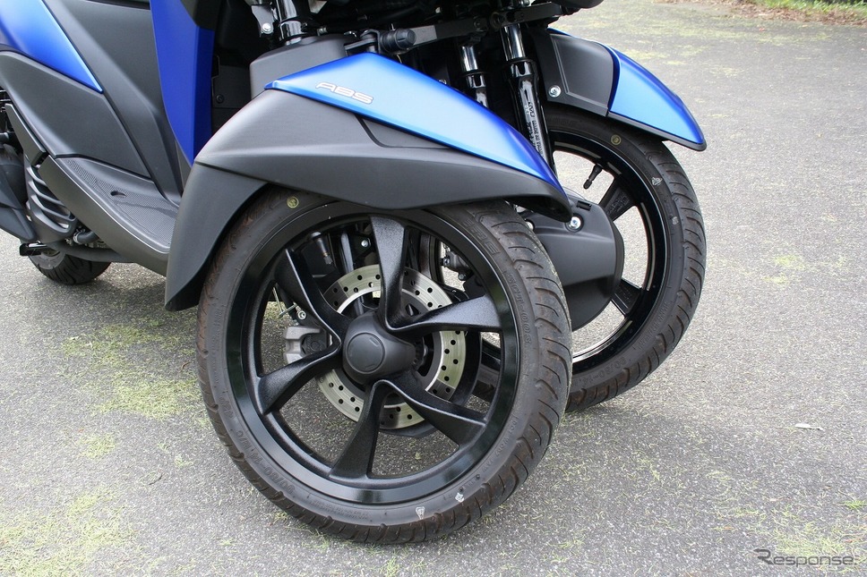 ヤマハ トリシティの前2輪。設計思想はバイクに近い《撮影 山家健一》