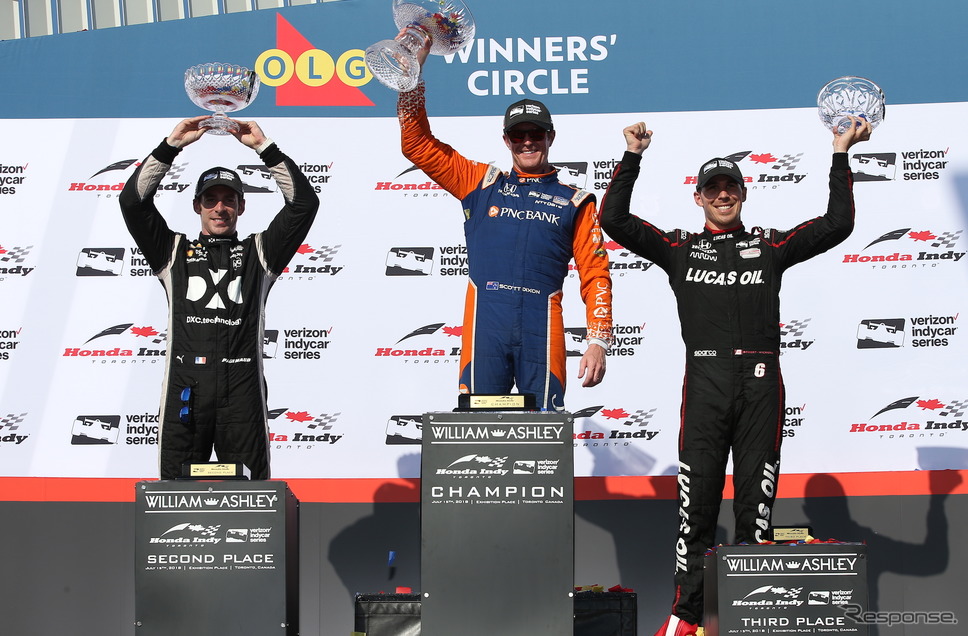 左から2位パジェノー、優勝ディクソン、3位ウィッケンズ。《写真提供 INDYCAR》