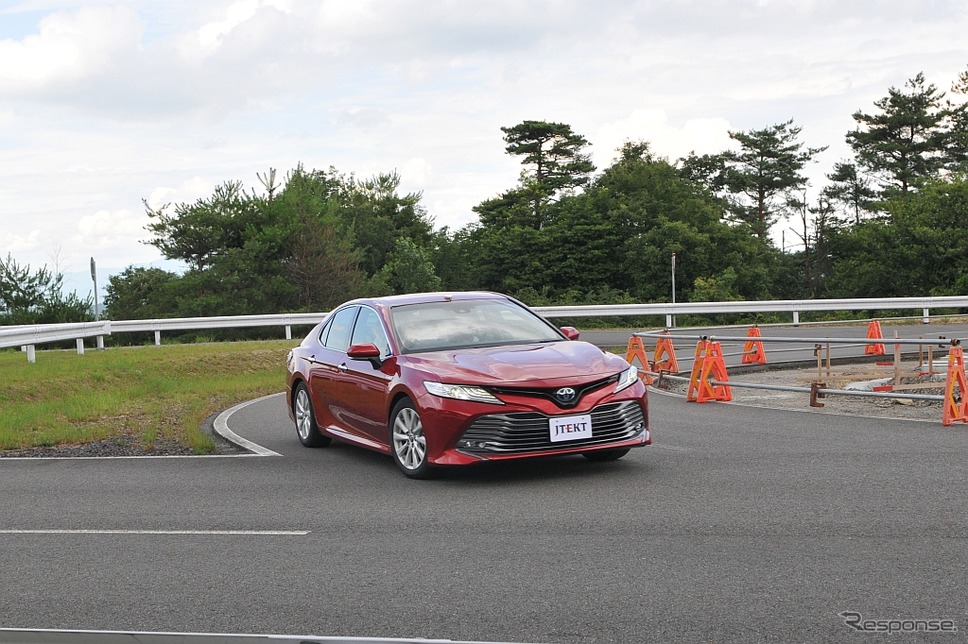 自動運転対応EPSを搭載したトヨタ・カムリの試験車両《撮影 丹羽圭@DAYS》
