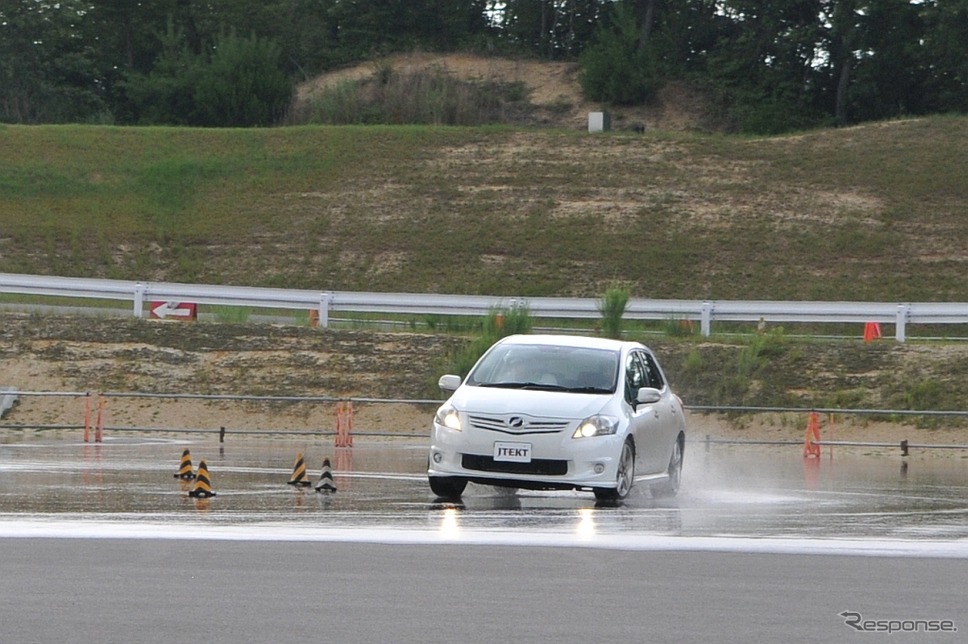新型トルセンLSD「タイプD」装着車とオープンデフとの比較試乗は旧型トヨタ オーリスで行った《撮影 丹羽圭@DAYS》