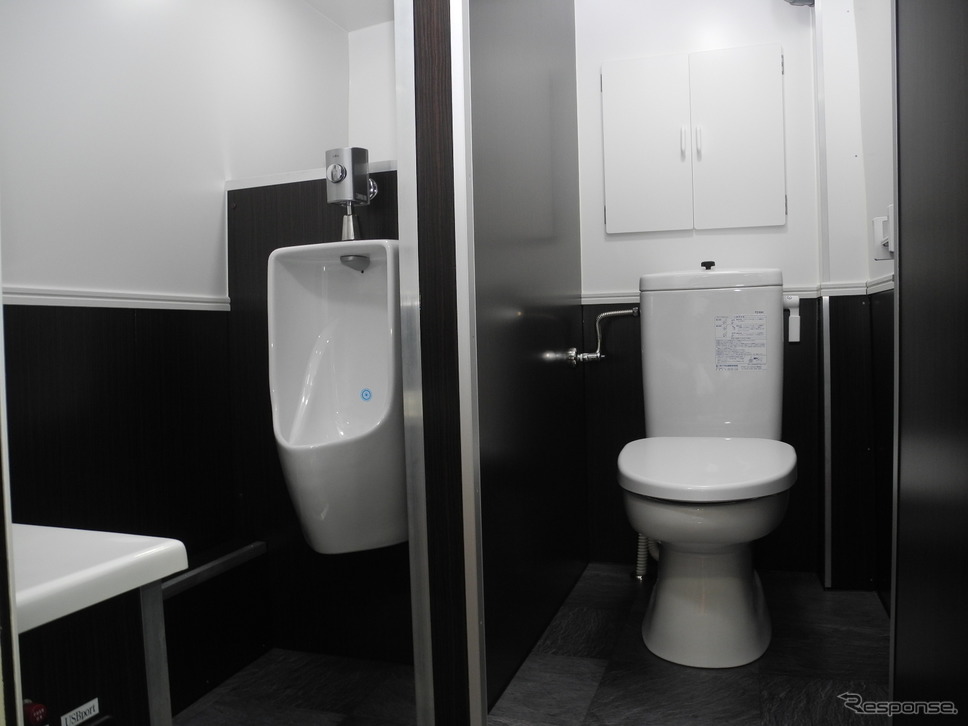 トイレカーの内部《撮影 山田清志》