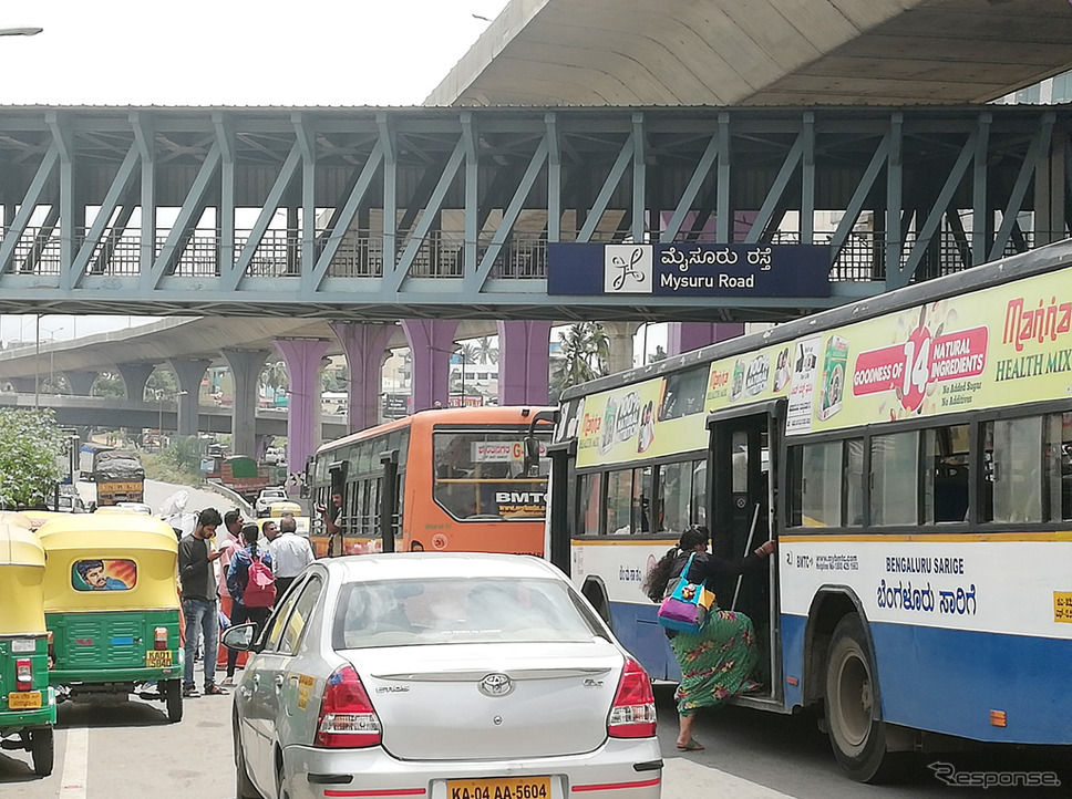 インド・ベンガルール市での地下鉄駅前の風景