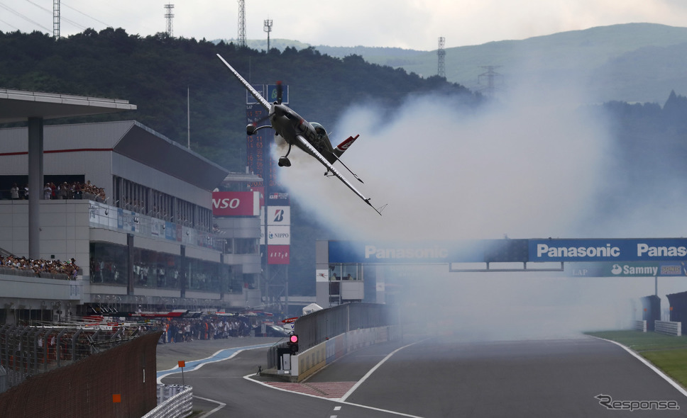 昨夏のSUPER GT富士戦での室屋選手のパフォーマンス。《写真提供 TOYOTA》