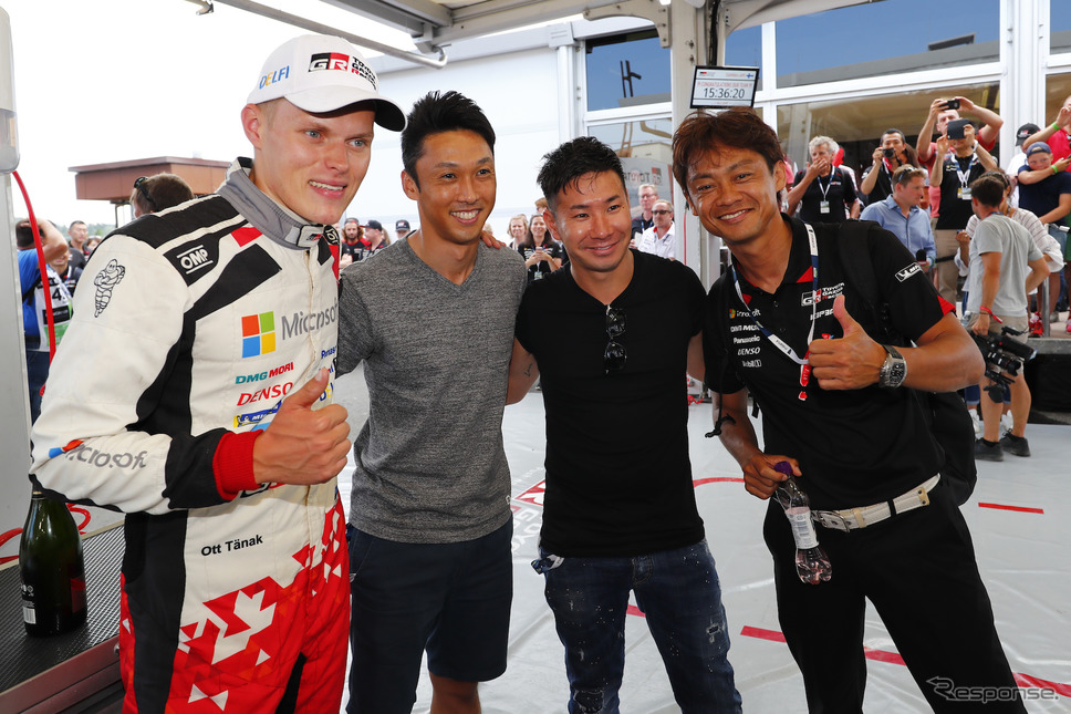 トヨタのサーキット系大物選手&監督も来訪中で、タナクとともに勝利を祝った（中嶋一貴、小林可夢偉、脇阪寿一）。《写真提供 TOYOTA》
