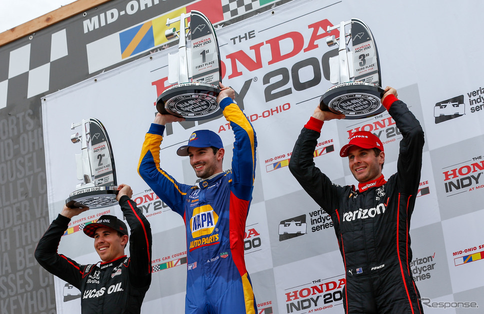 左から2位ウィッケンズ、優勝ロッシ、3位パワー。《写真提供 INDYCAR》