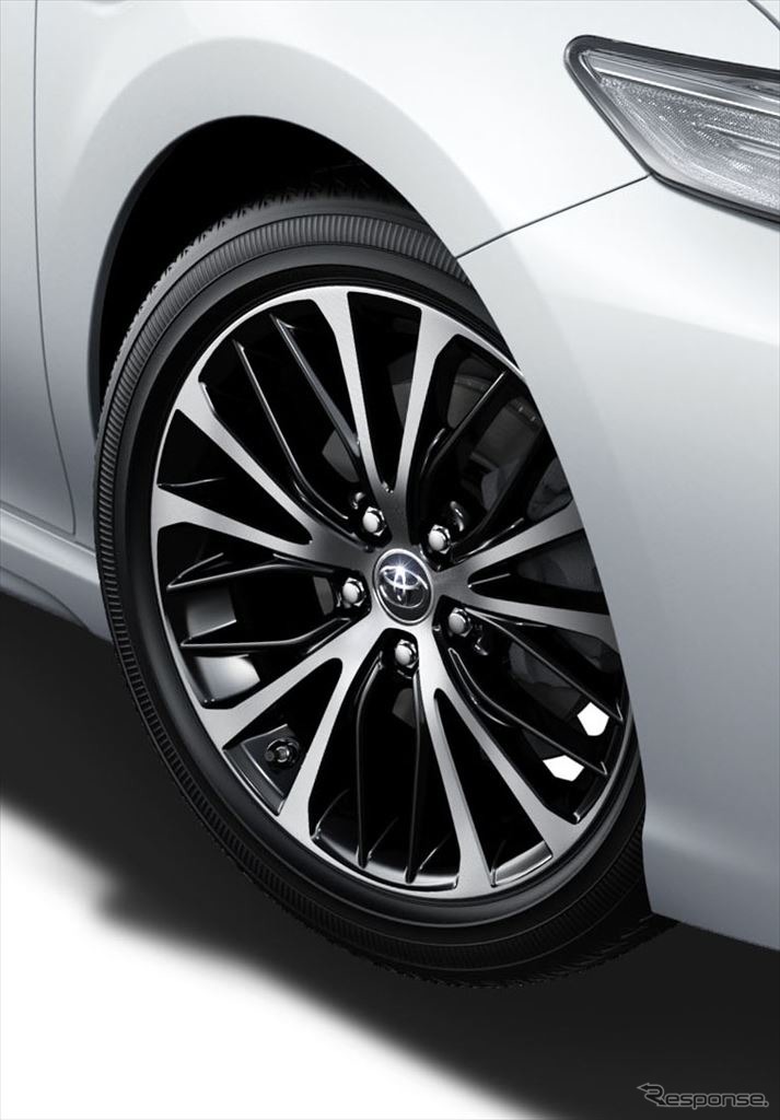 トヨタ カムリ 235/45R18タイヤ&18×8Jアルミホイール(切削光輝+ブラック塗装/センターオーナメント付)