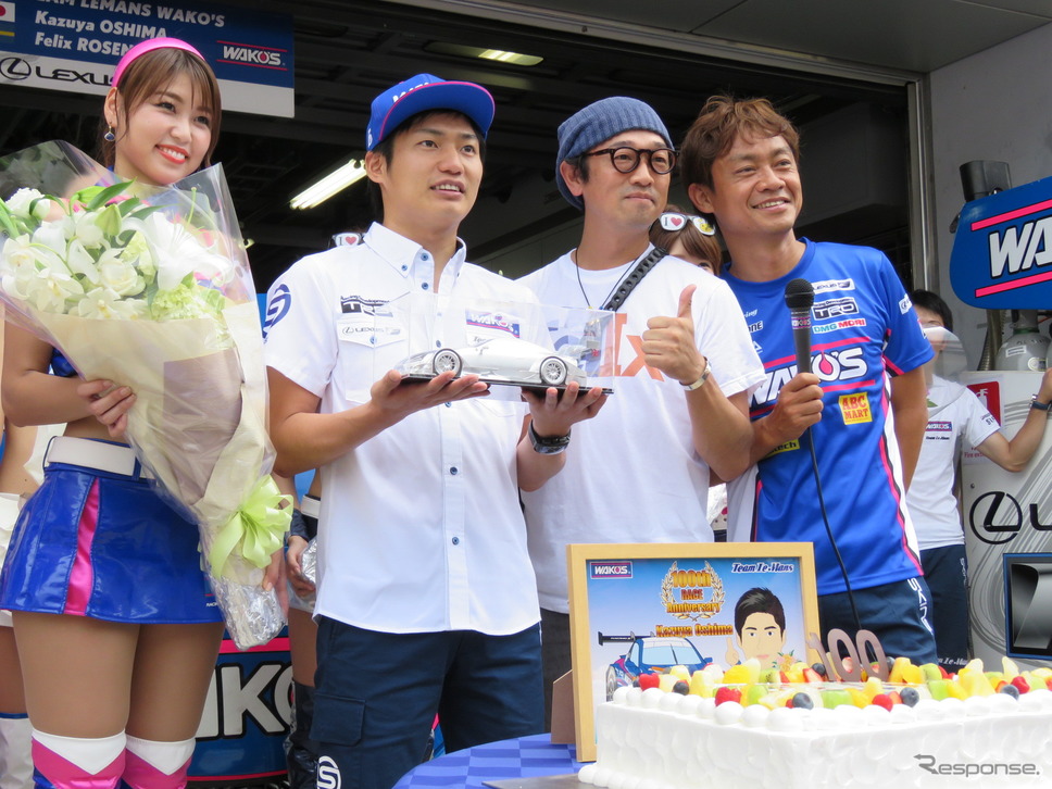 ピットウォーク時、#6 LC500を駆る大嶋和也（左から2人目）の参戦100レース祝賀会が盛大に実施された。《撮影 遠藤俊幸》