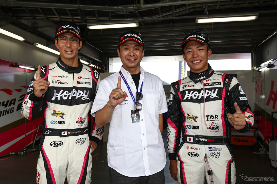 GT300ポール獲得の（左から）松井、土屋武士監督、坪井。《撮影 益田和久》
